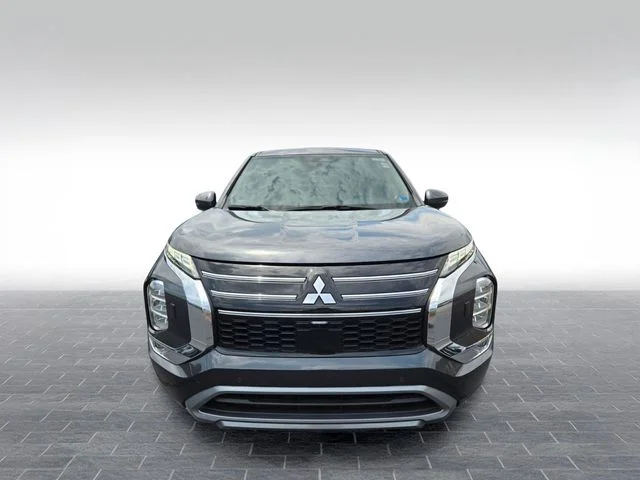 Used 2025 Gray Mitsubishi SE image 2