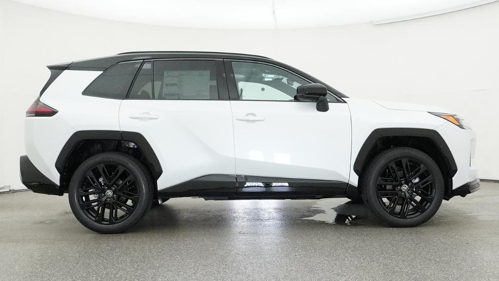 New 2026 Wind Chill Pearl with Midnight Black Metallic roof Toyota XSE image 3