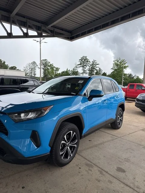 2020 Toyota RAV4 LE FWD's photo