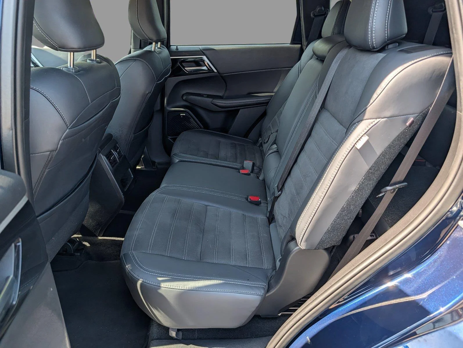 Used 2025 Cosmic Blue Metallic Mitsubishi SE image 31