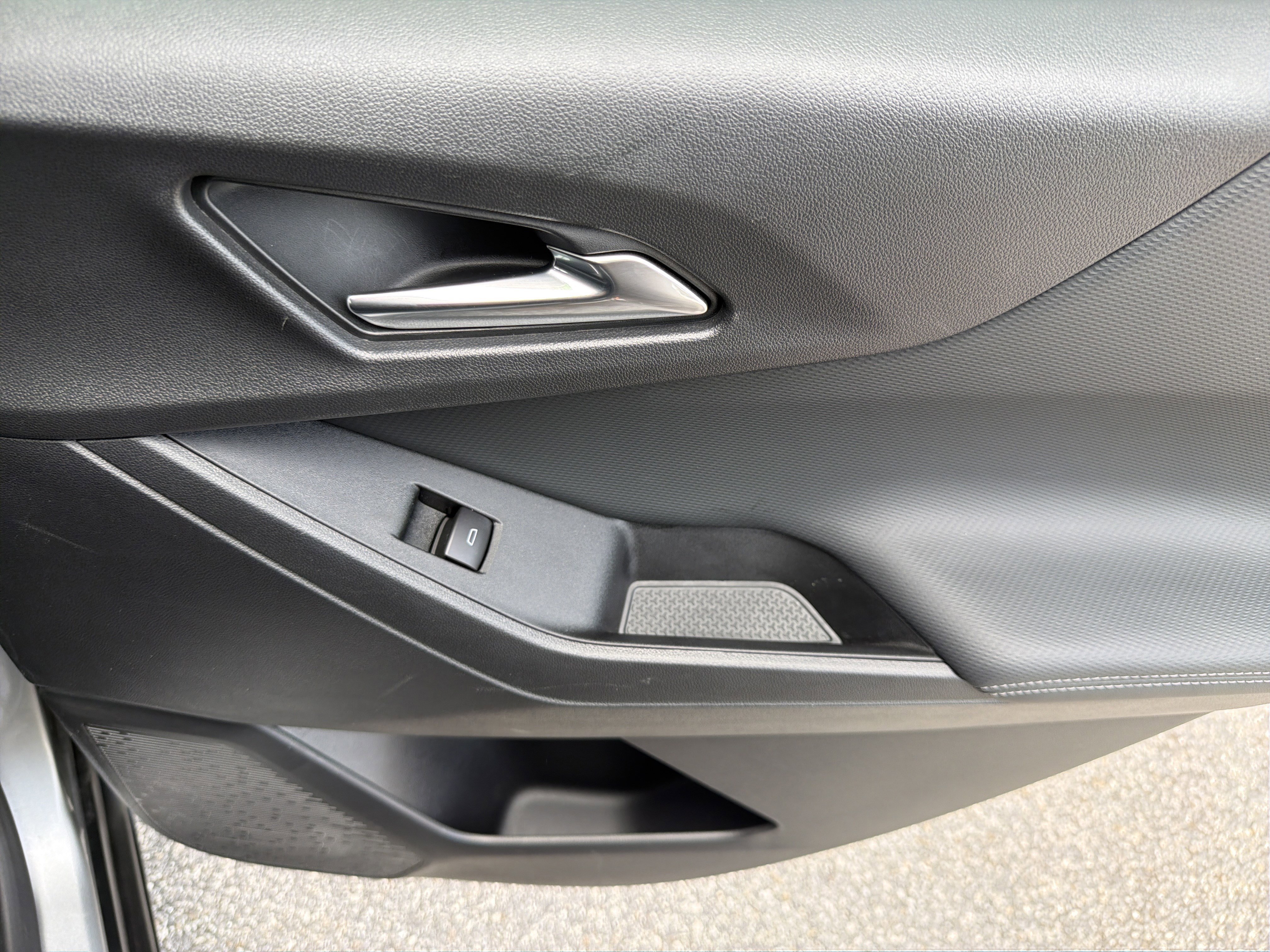 Used 2025 Sterling Gray Metallic Chevrolet LT image 27