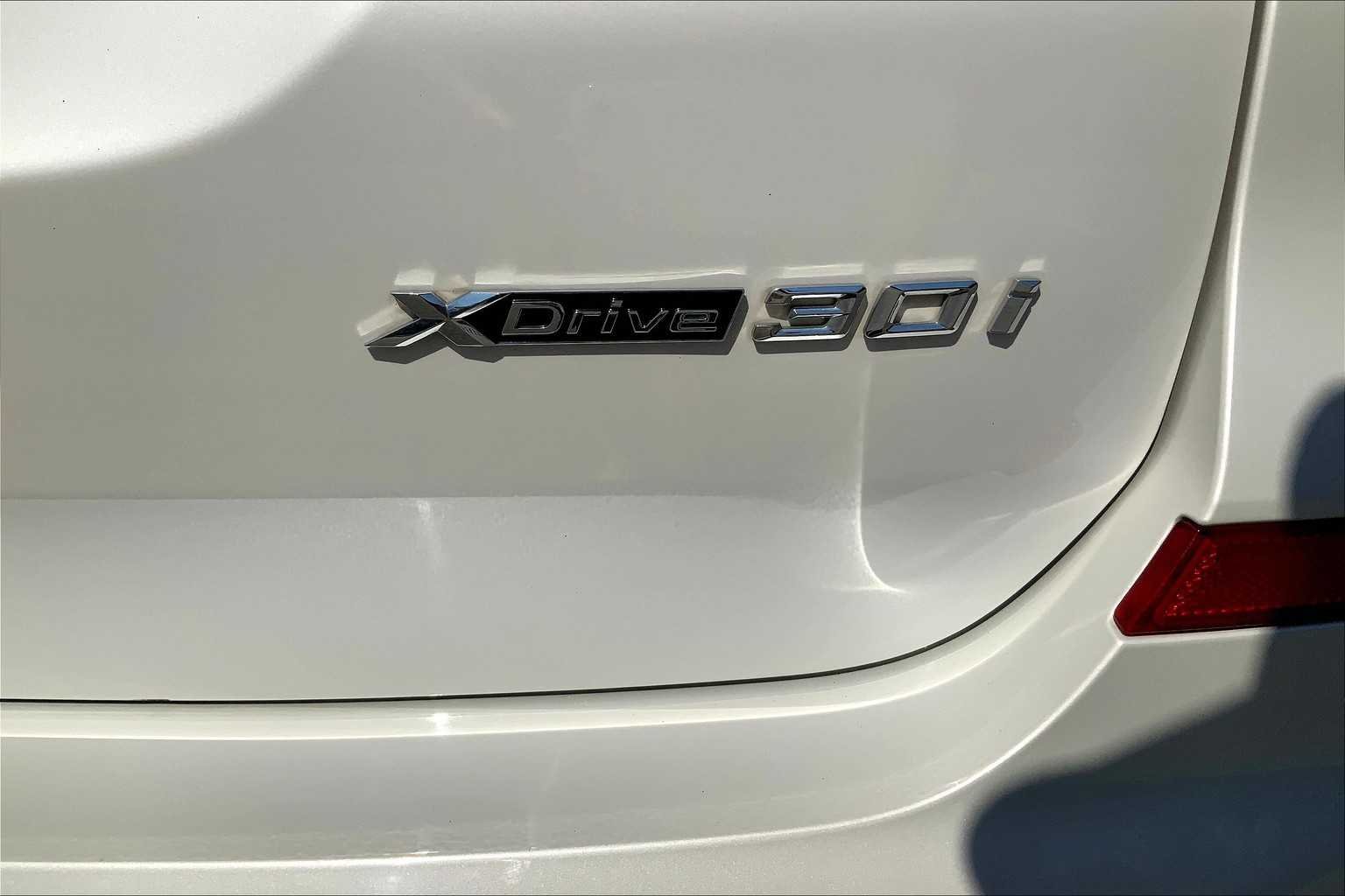 Used 2020 Mineral White Metallic BMW xDrive30i image 9