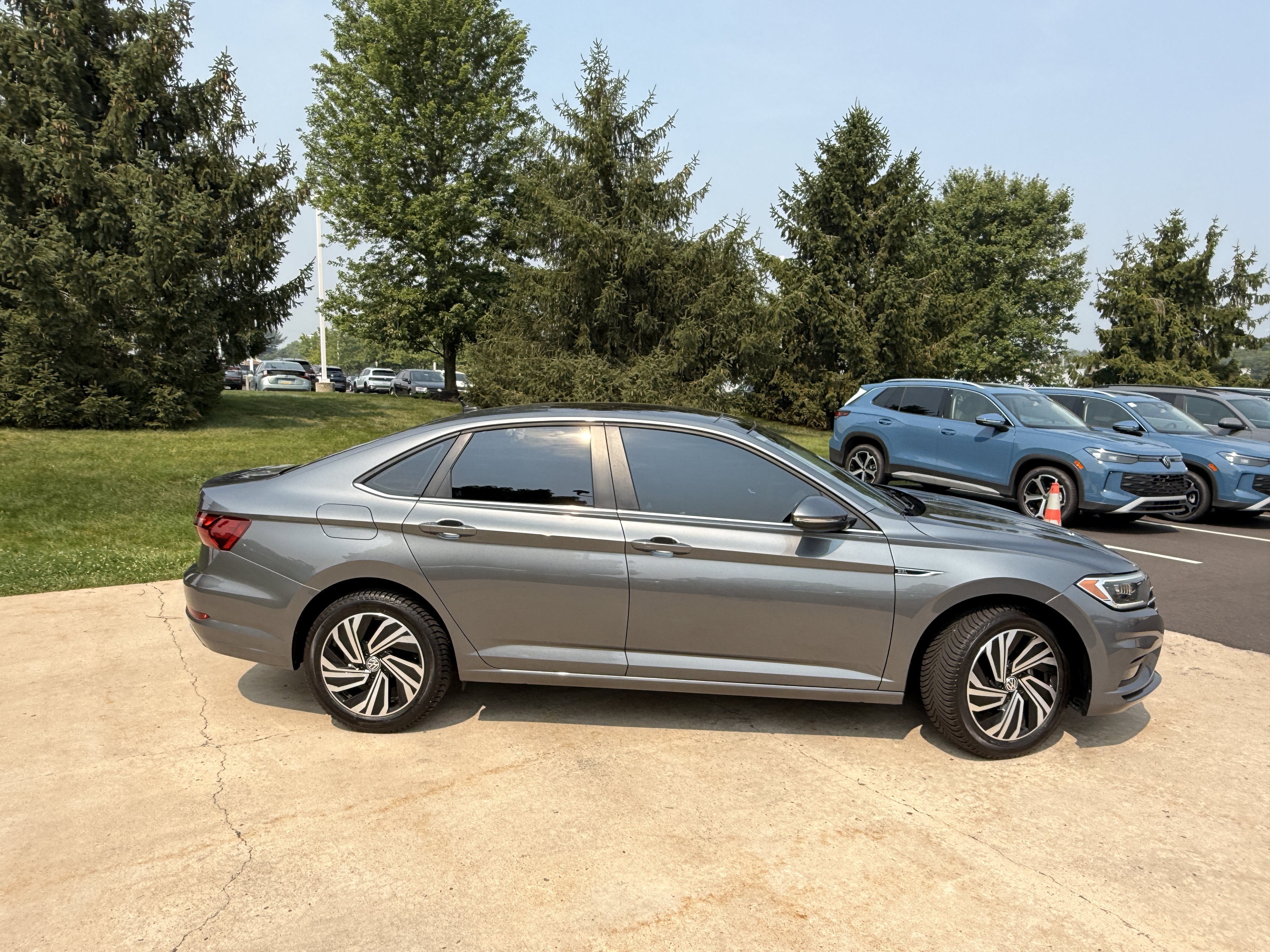 Used 2021  Volkswagen SEL Premium image 15