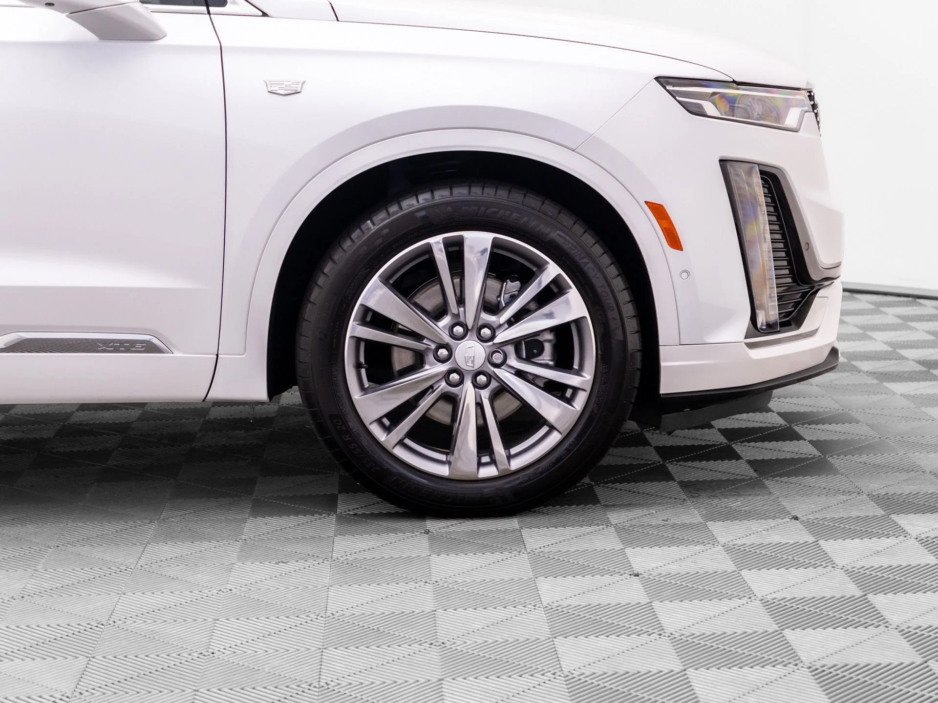 Used 2025 White Cadillac Premium Luxury image 33