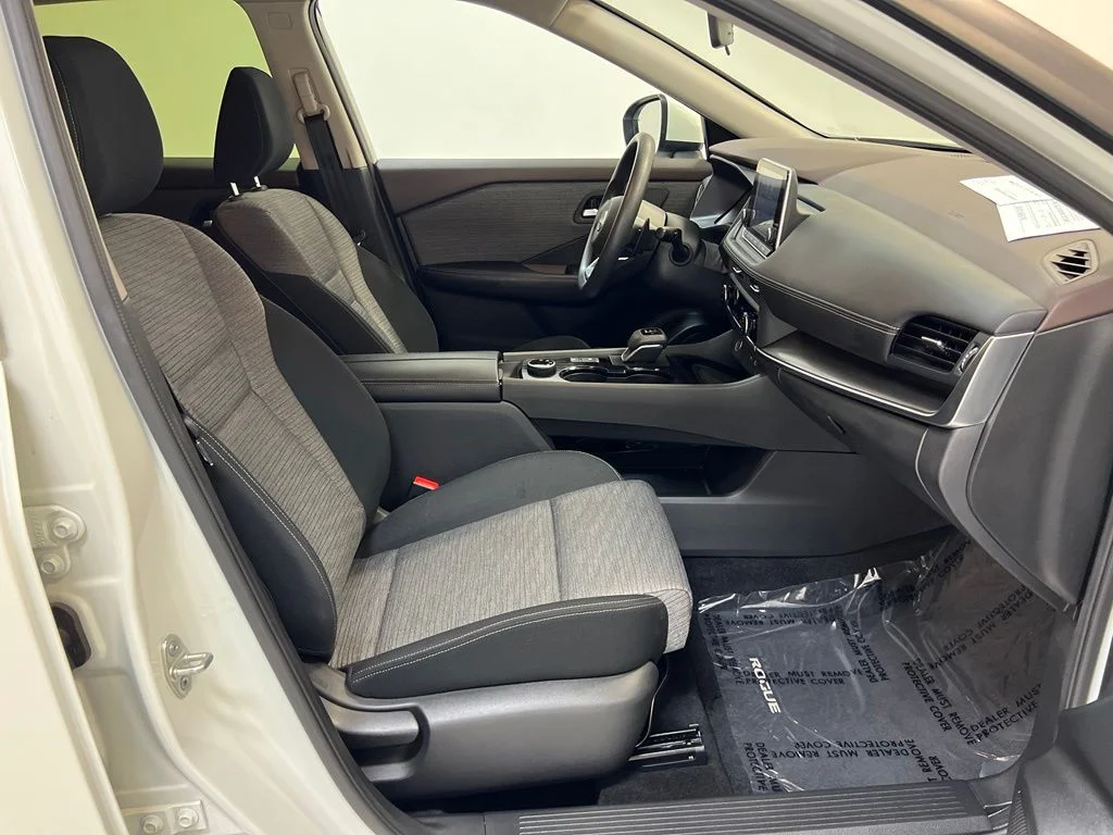 Used 2023 White Nissan SV image 31