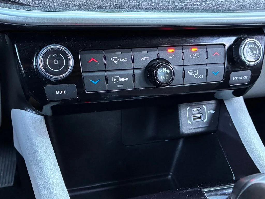 Used 2022 Red Jeep Latitude image 28