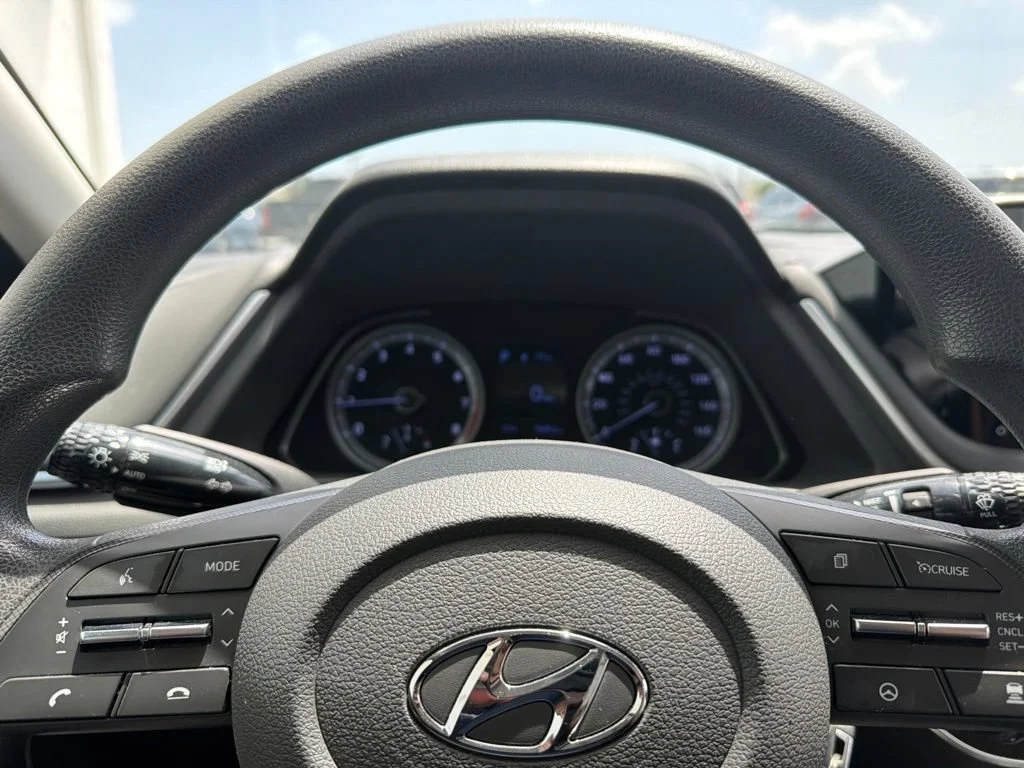 Used 2020 Black Hyundai SE image 14