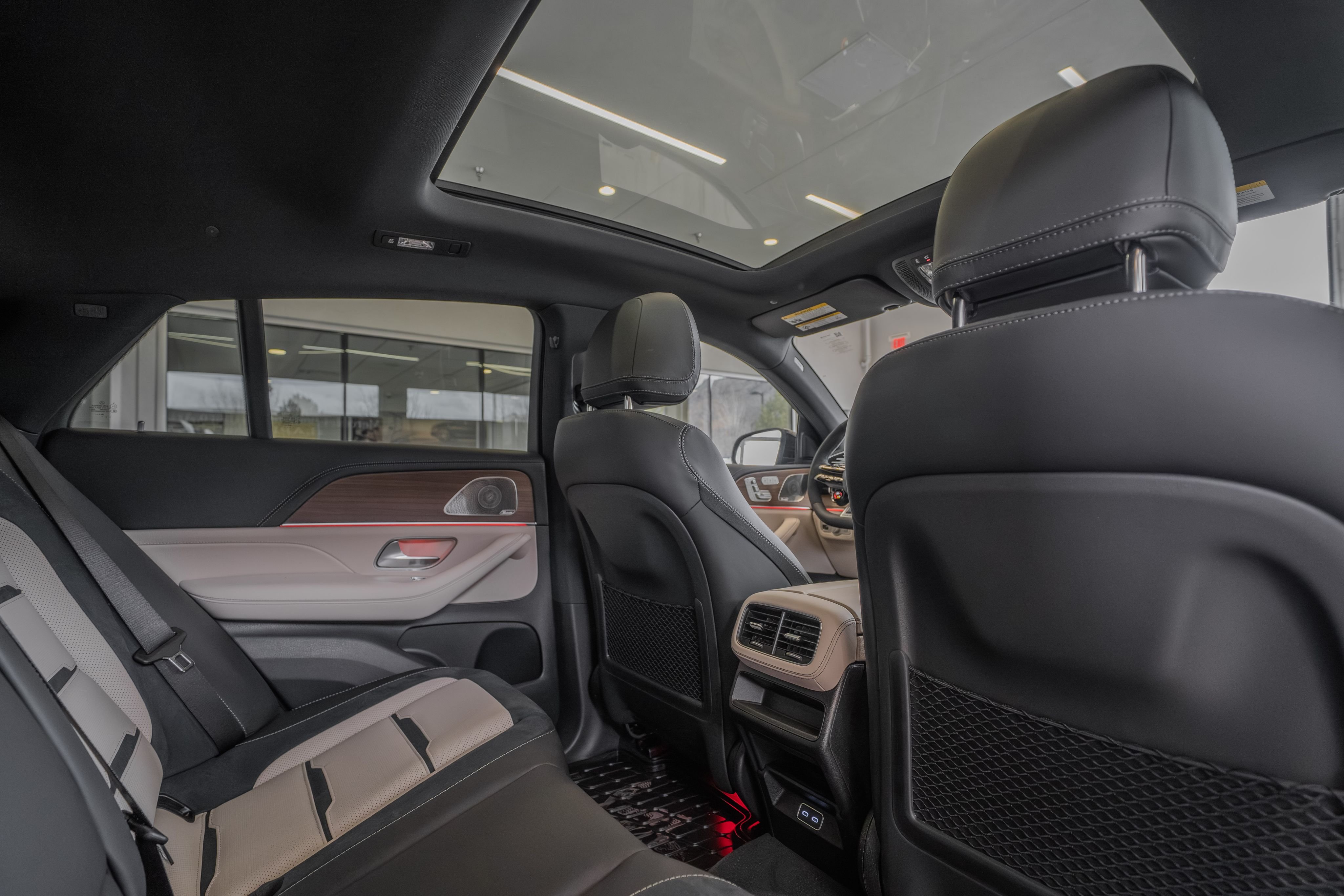 New 2026 MANUFAKTUR Moonlight White Metallic Mercedes-Benz GLE 53 AMG® image 28