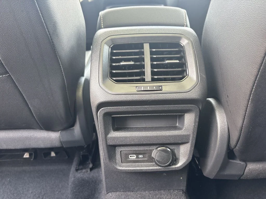 Used 2022 Kings Red Metallic Volkswagen 2.0T SE image 25