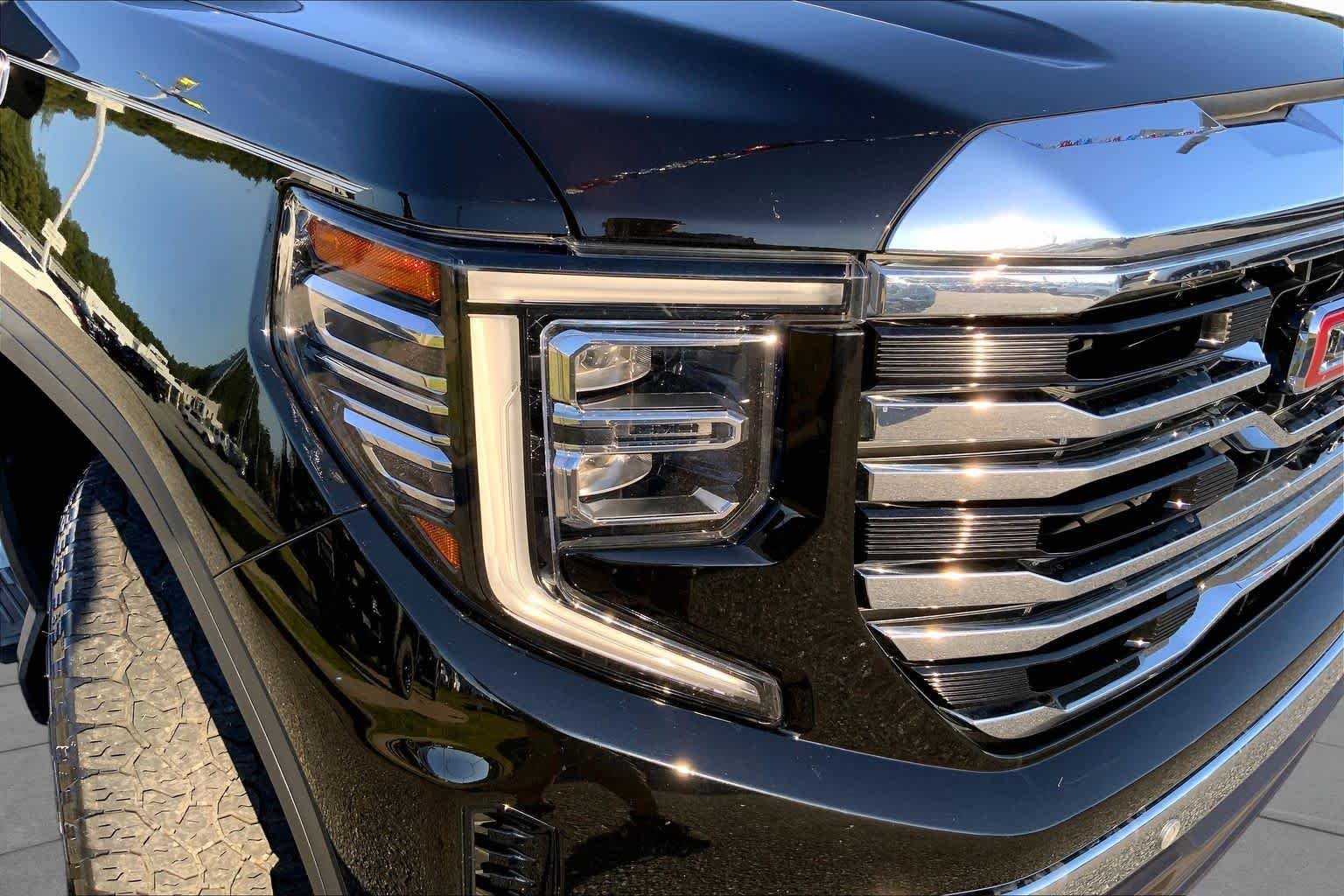 Used 2023 Onyx Black GMC SLT image 24