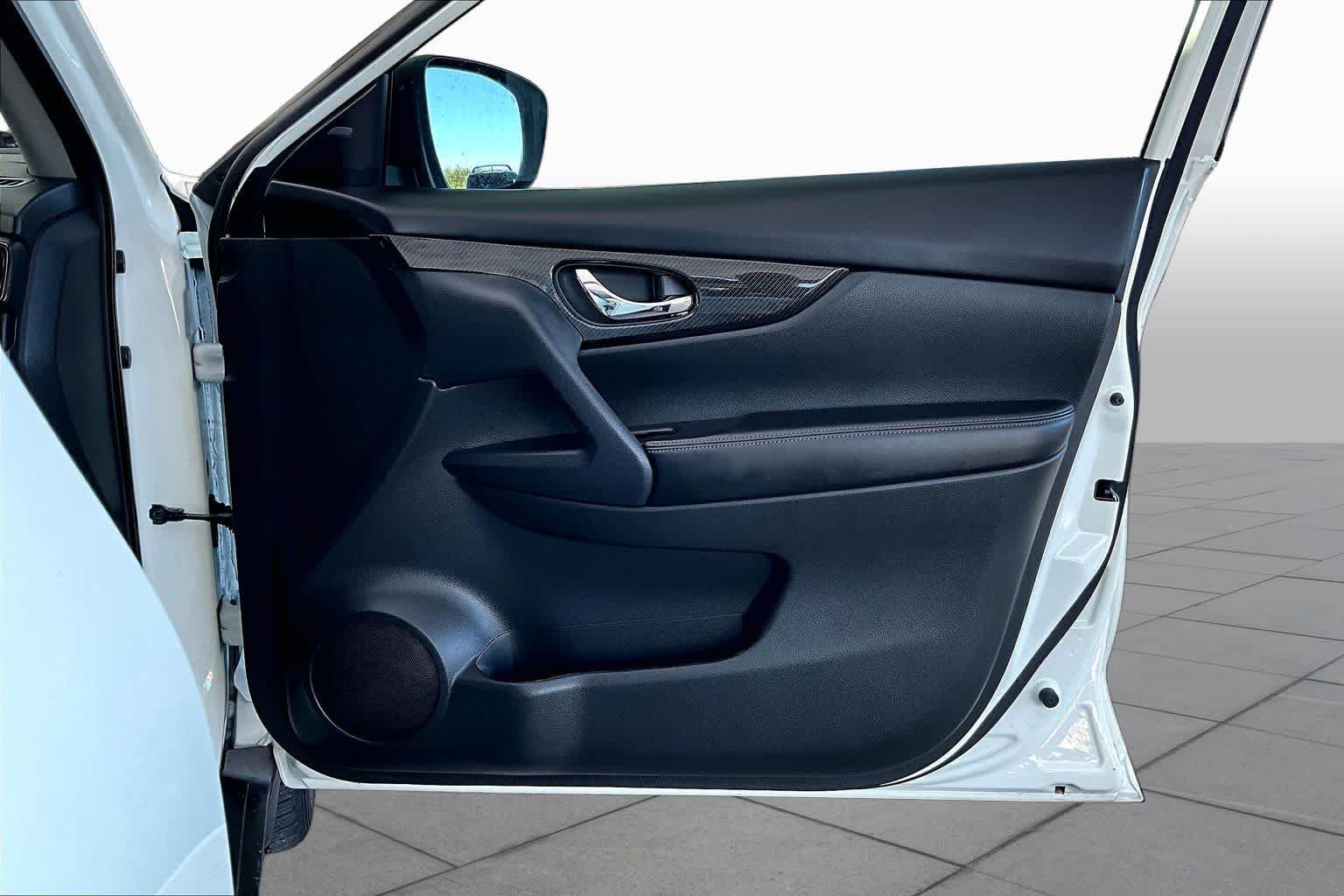 Used 2019 Pearl White Tricoat Nissan SL image 22