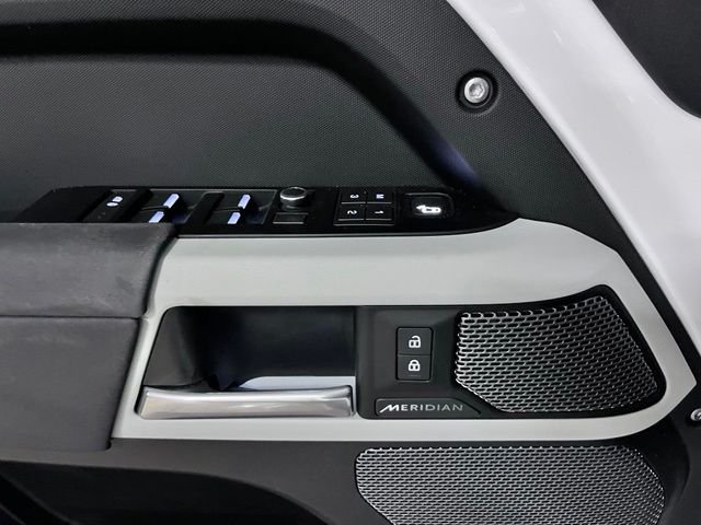 Used 2020 White Land Rover SE image 28