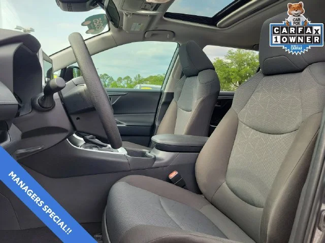 2025 Toyota RAV4 XLE - Photo 17