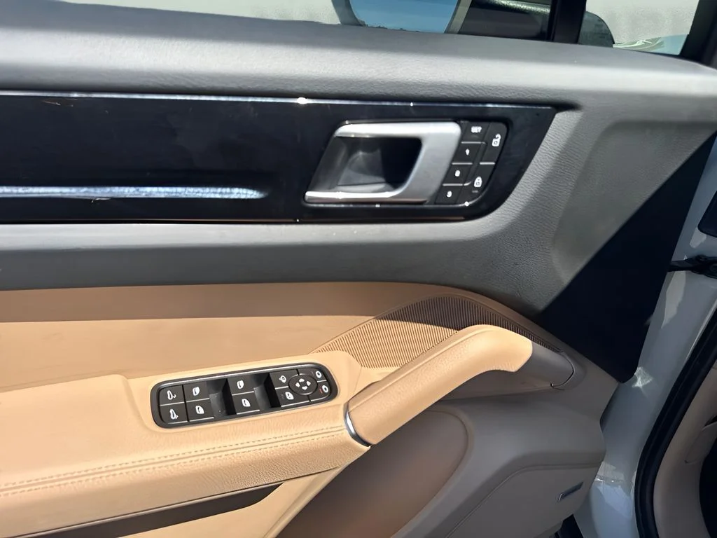 Used 2022  Porsche Base image 28