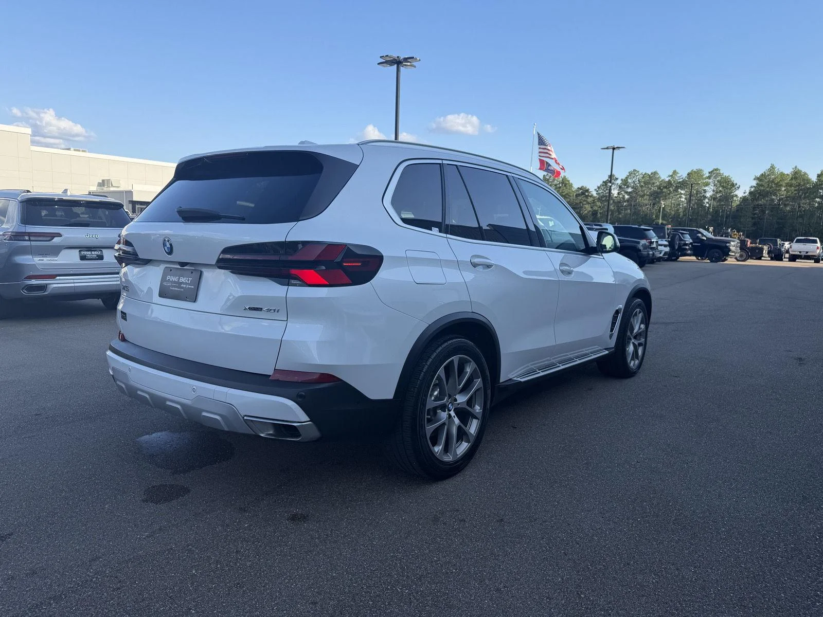 Used 2024 Mineral White Metallic BMW xDrive40i image 6