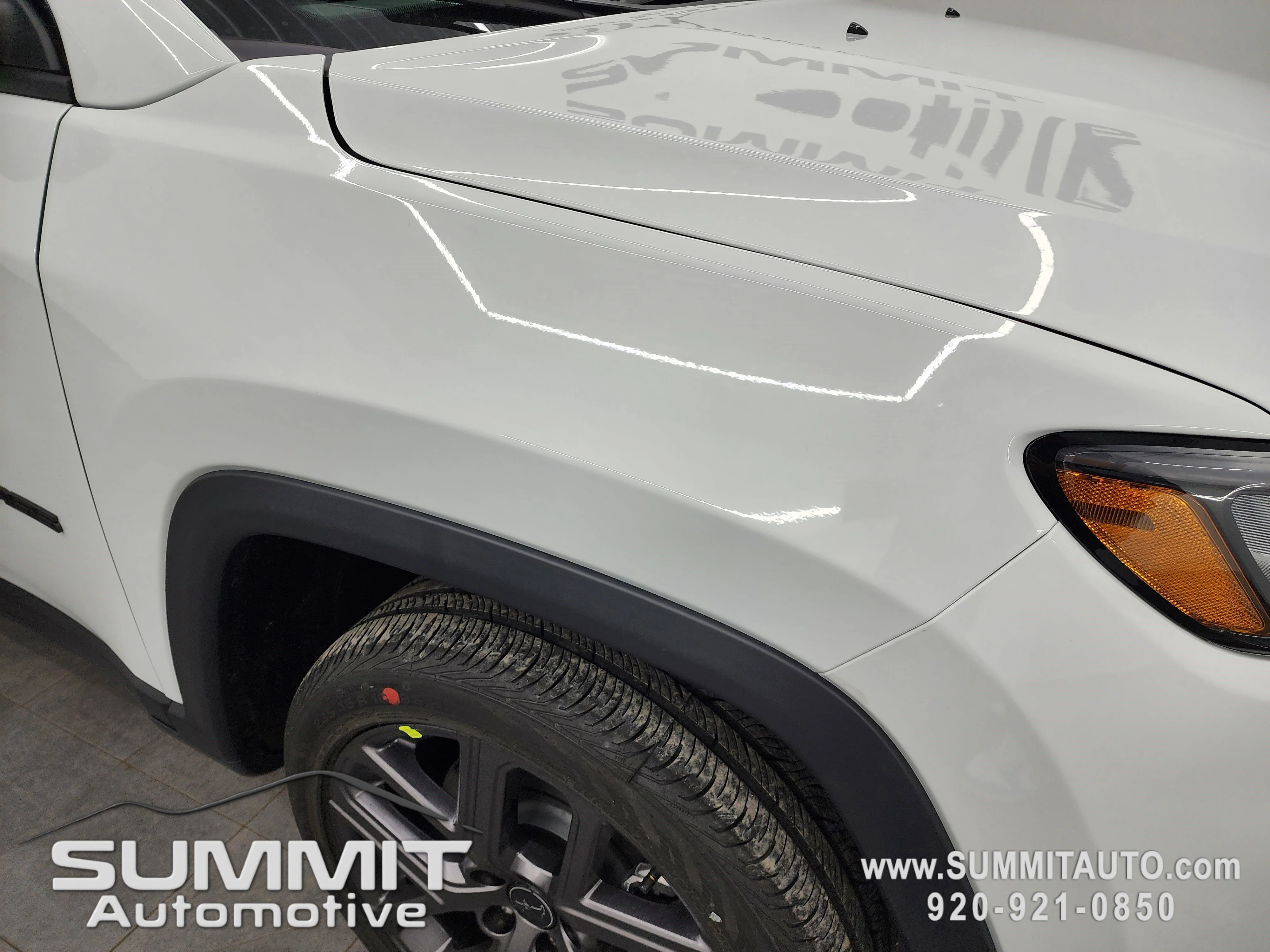 New 2026 Bright White Clear-Coat Exterior Paint Jeep Latitude image 25