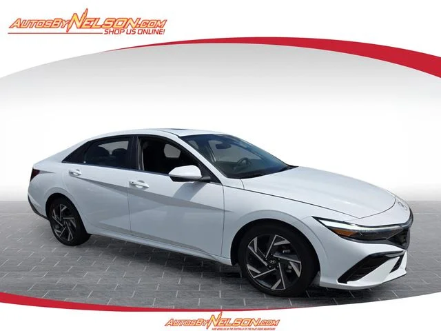 Used 2025 White Hyundai SEL Convenience image 1