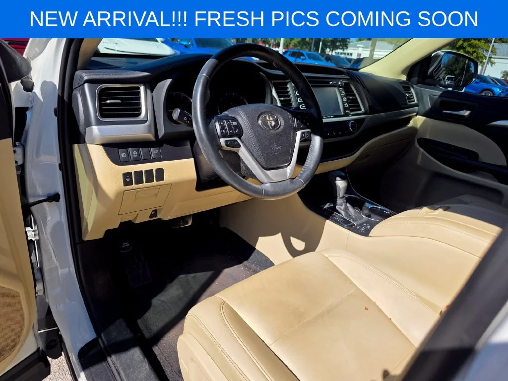 Used 2019  Toyota SE image 7
