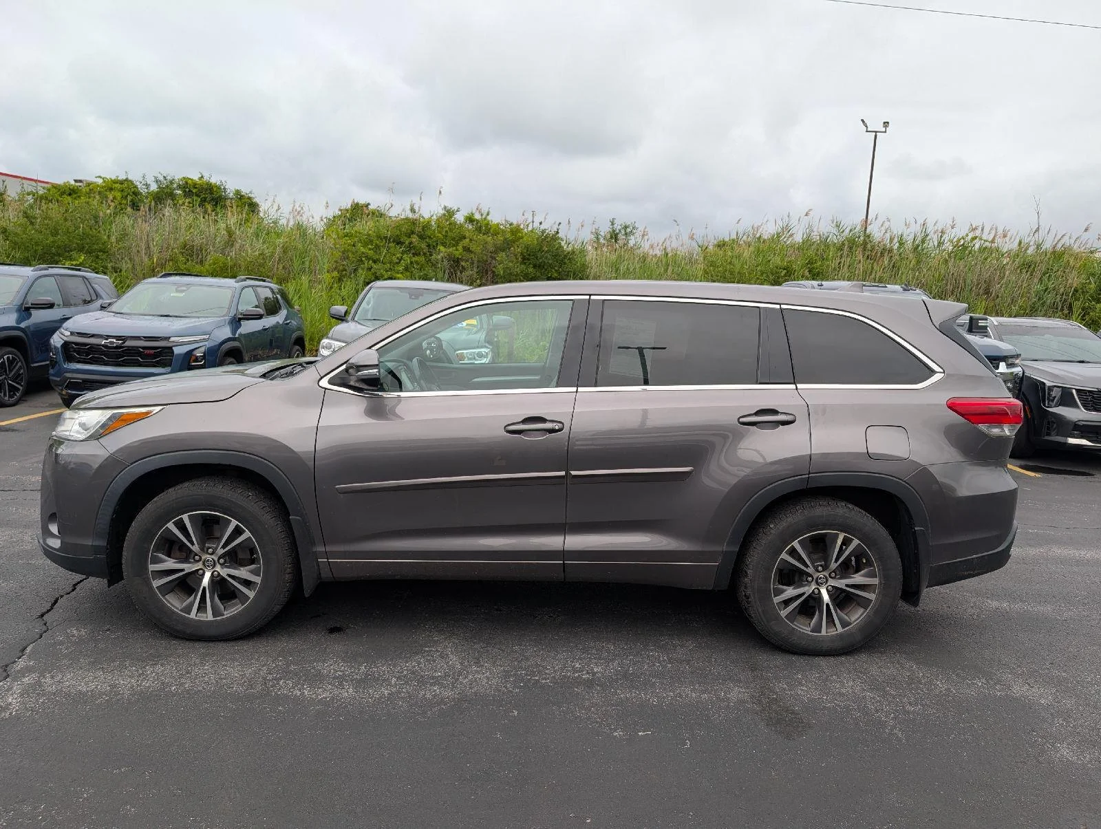 Used 2017 Gy Toyota LE image 5