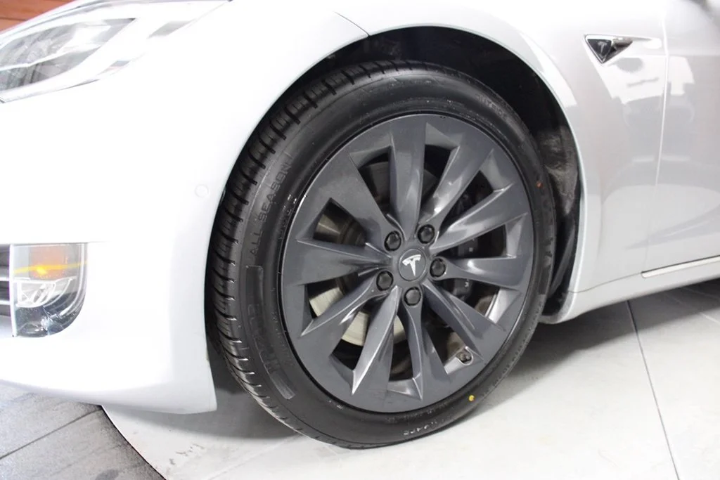 Used 2018 Obsidian Black Metallic Tesla  image 4