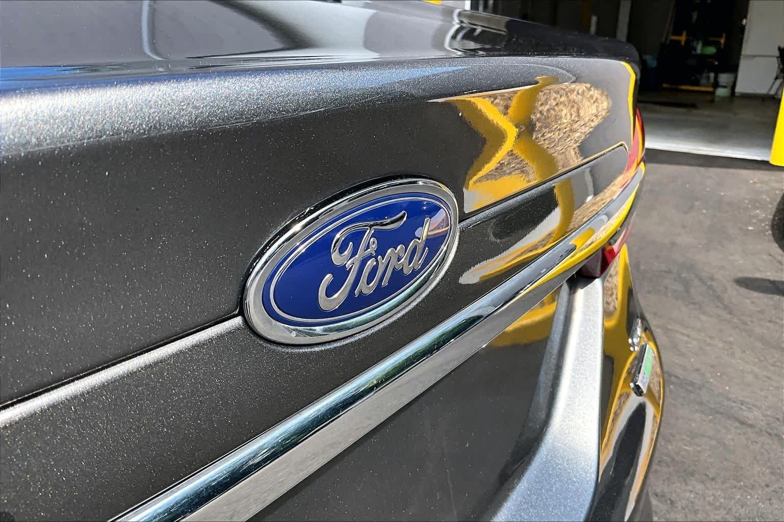 Used 2018 Magnetic Ford SE image 31