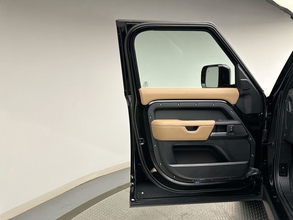 New 2026 Santorini Black Land Rover X-Dynamic SE image 9