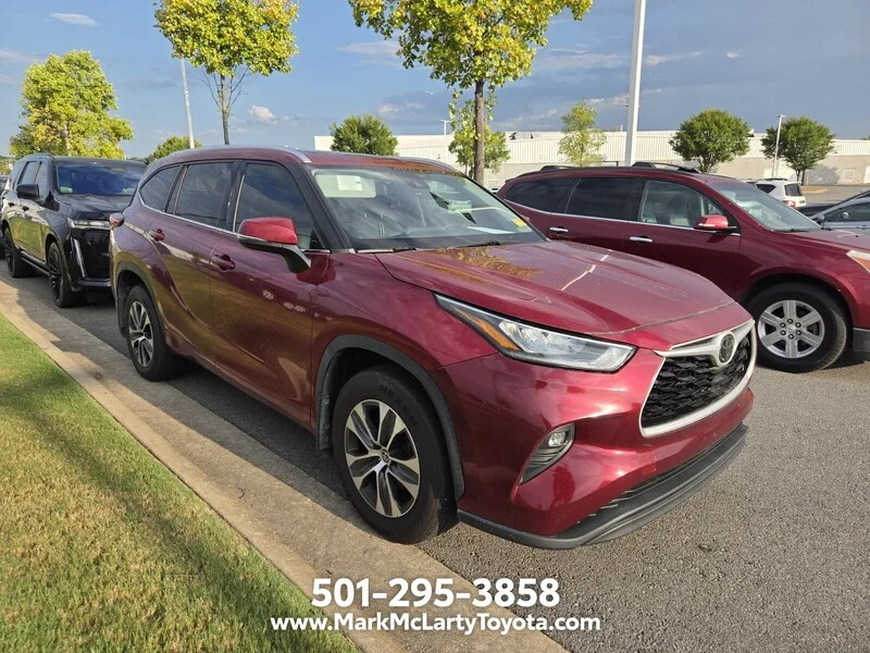 Used 2020 Pearl TOYOTA XLE image 3
