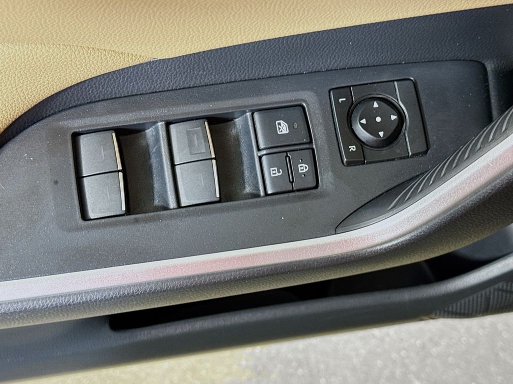 Used 2023 Ice Cap Toyota Hybrid XLE image 18