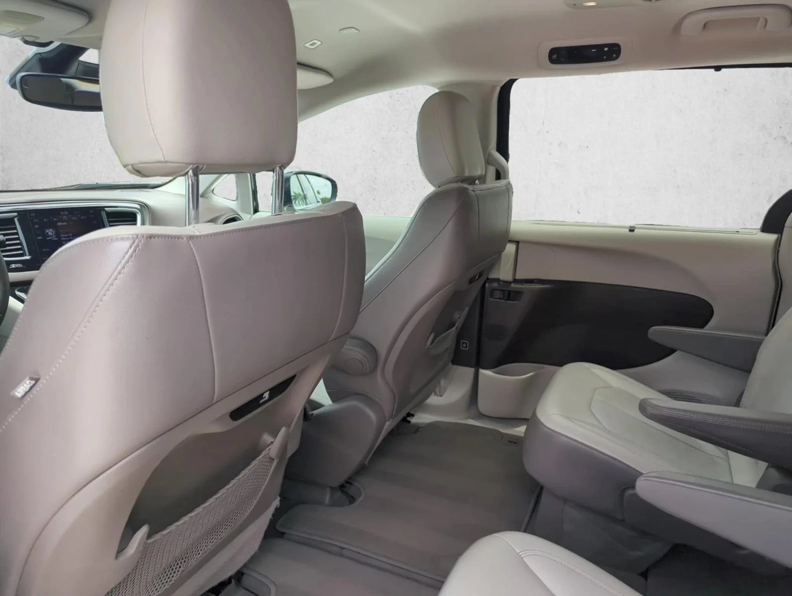 Used 2018 Brilliant Black Crystal Pearlcoat Chrysler Touring L image 15