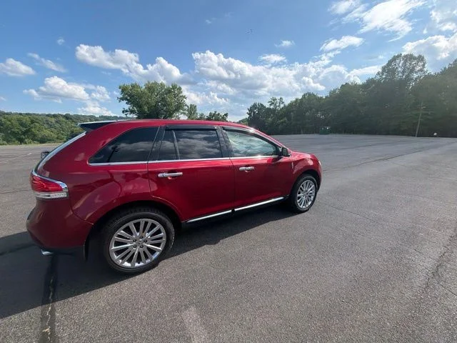 Used 2013 Red Lincoln Base image 4