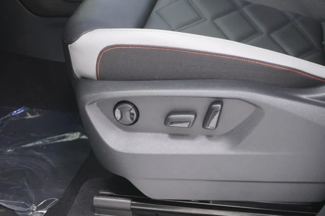 New 2026 Opal White Pearl Volkswagen 2.0T Peak Edition image 18