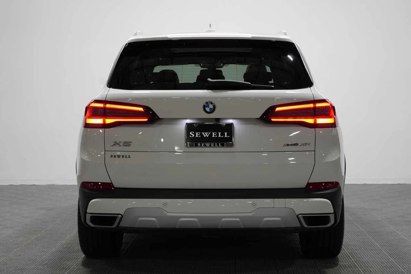 Certified Used 2022 Alpine White BMW xDrive40i image 5