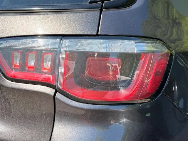 Used 2019 Crystal Metallic Jeep Latitude image 7