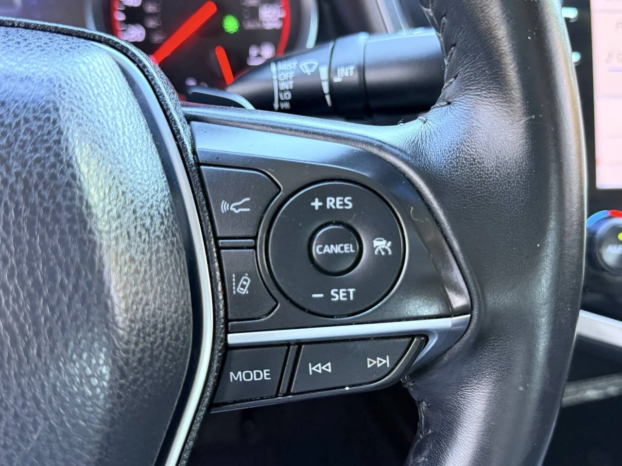 Used 2018 White Toyota XSE V6 4dr Sedan image 27