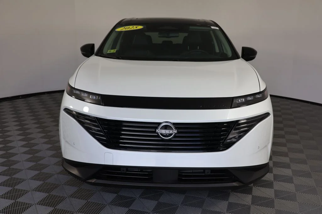 Used 2025 White Pearl Nissan SL image 3