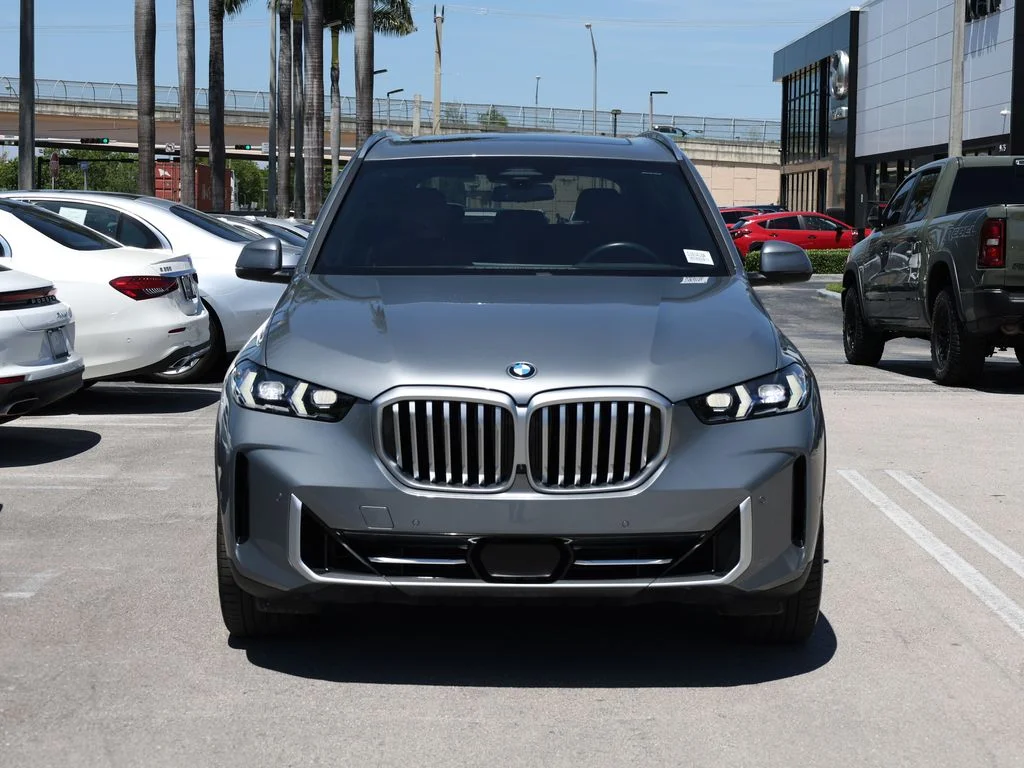 Used 2025 Gray BMW xDrive40i image 3