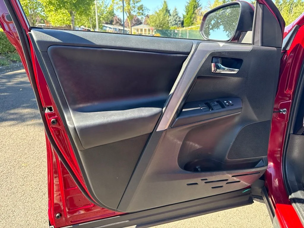 Used 2018 Ruby Flare Pearl Toyota XLE image 18