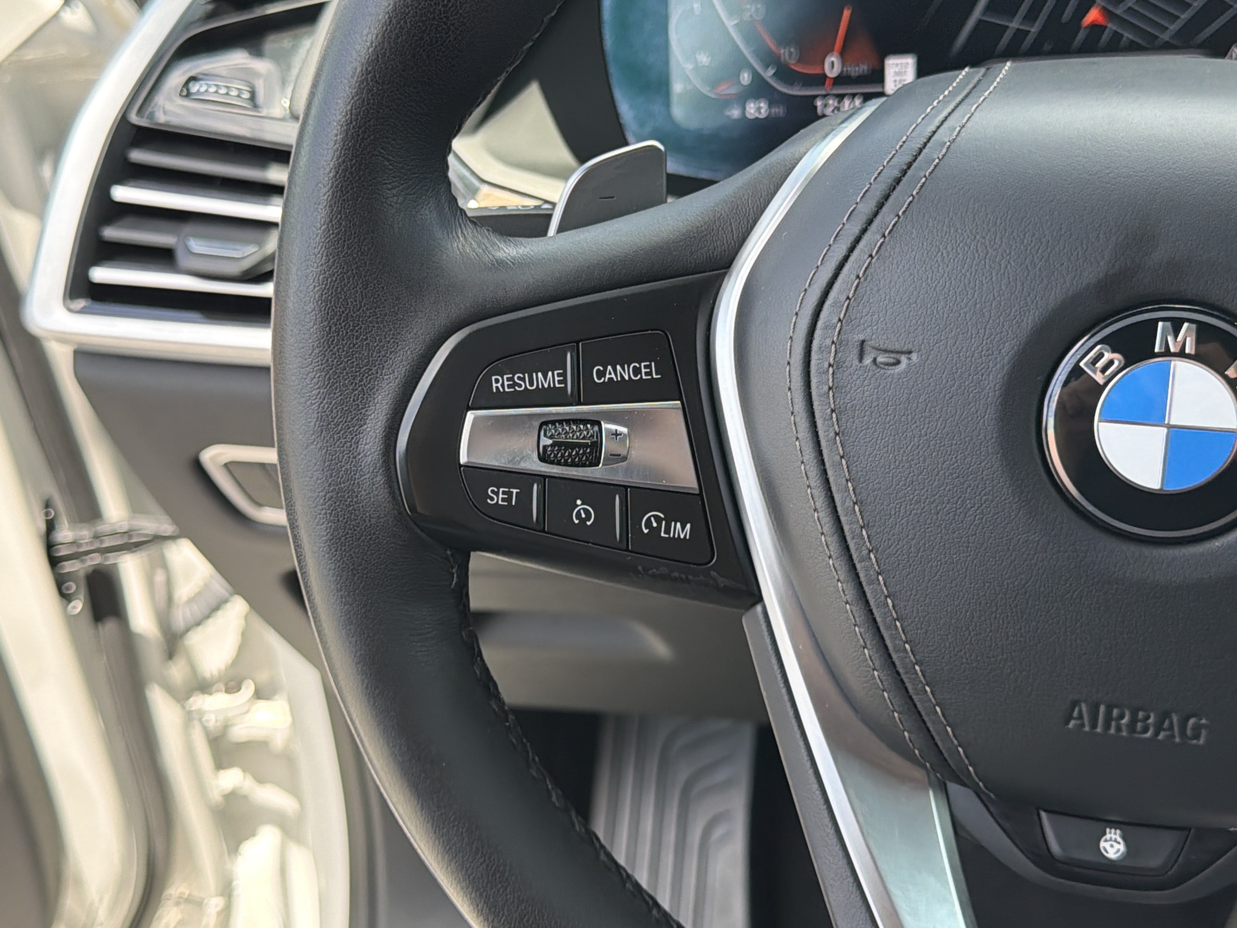 Used 2022 Alpine White BMW sDrive40i image 30