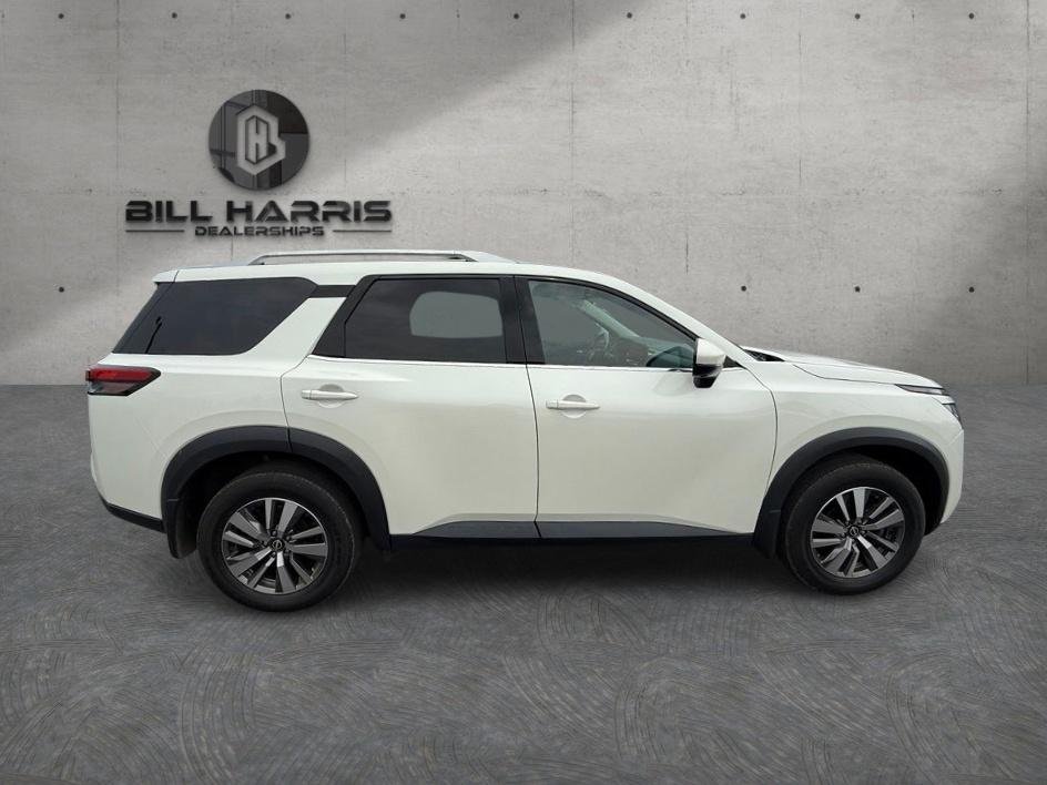 Used 2022 White Nissan SL image 4