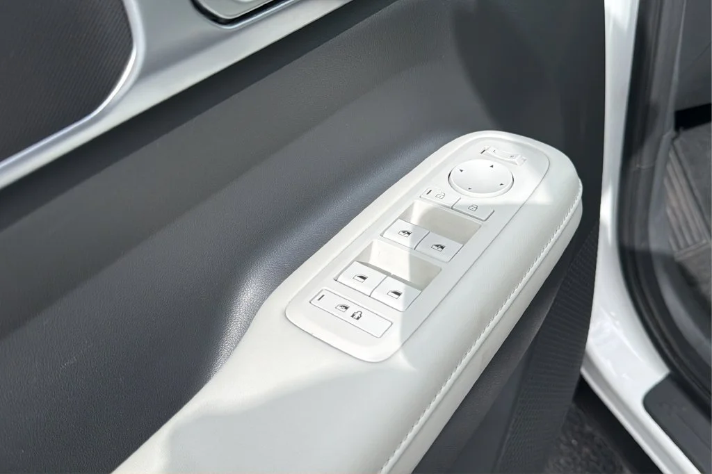 Used 2025 White Hyundai SEL image 16