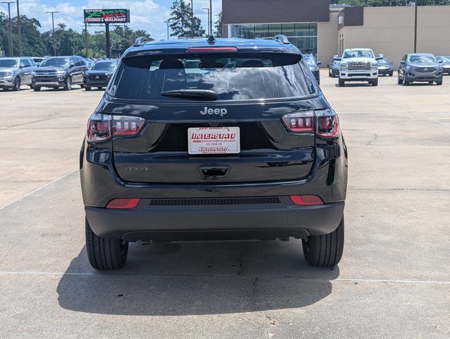 New 2026 Diamond Black Crystal Pearl-Coat Exterior Paint Jeep Latitude Altitude image 4