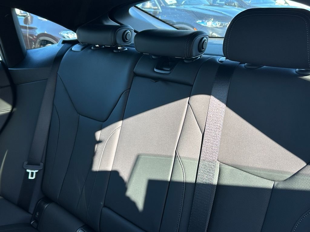 New 2026 Tanzanite Blue II Metallic BMW eDrive40 image 32