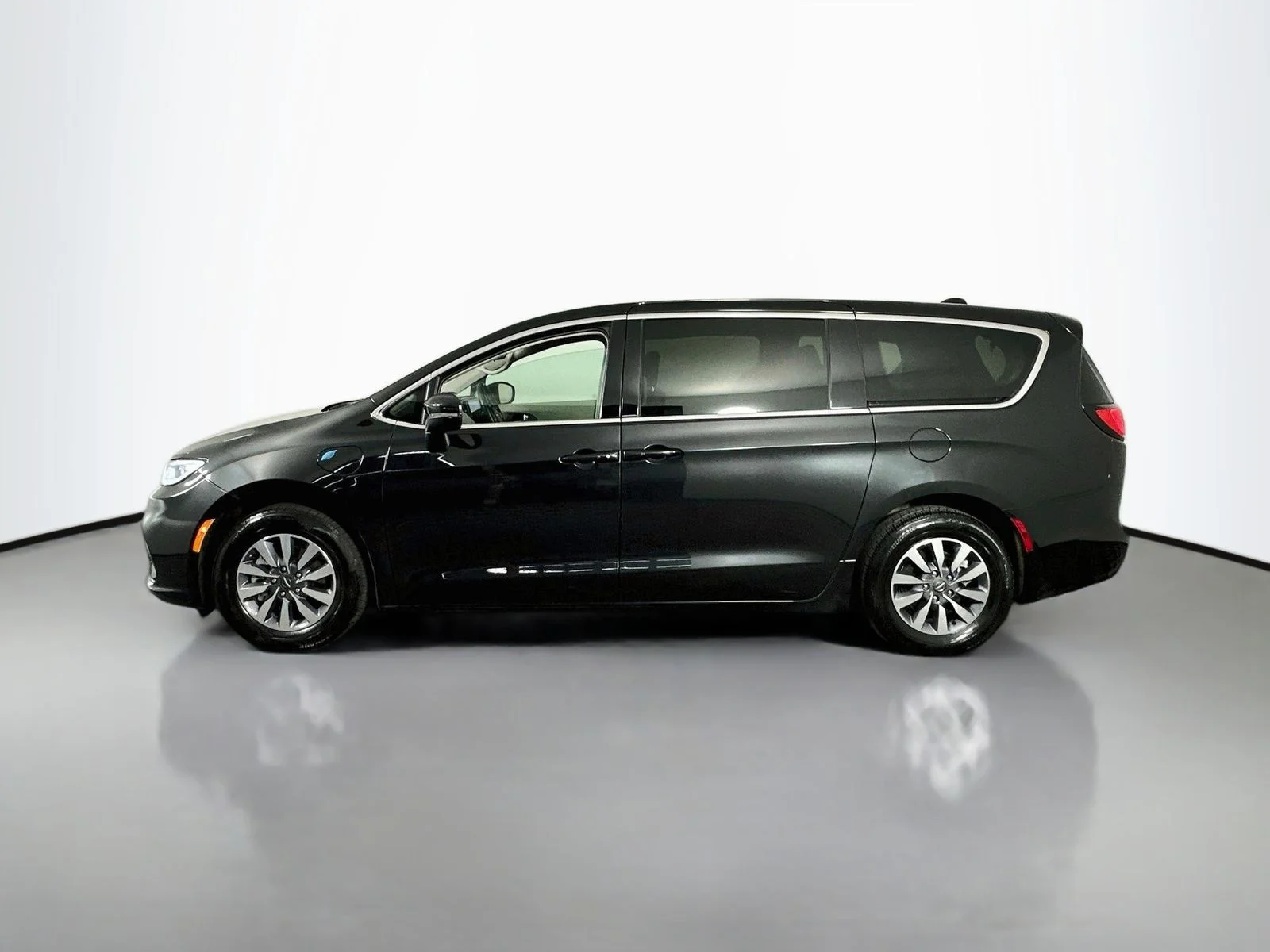 Used 2023 Brilliant Black Crystal Pearlcoat Chrysler Touring L image 5