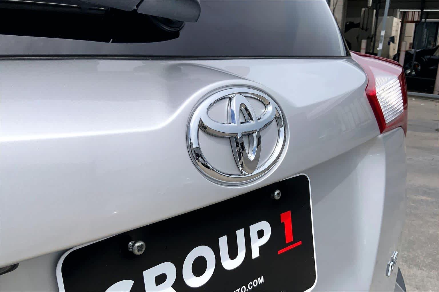 Used 2013 Classic Silver Metallic Toyota LE image 31