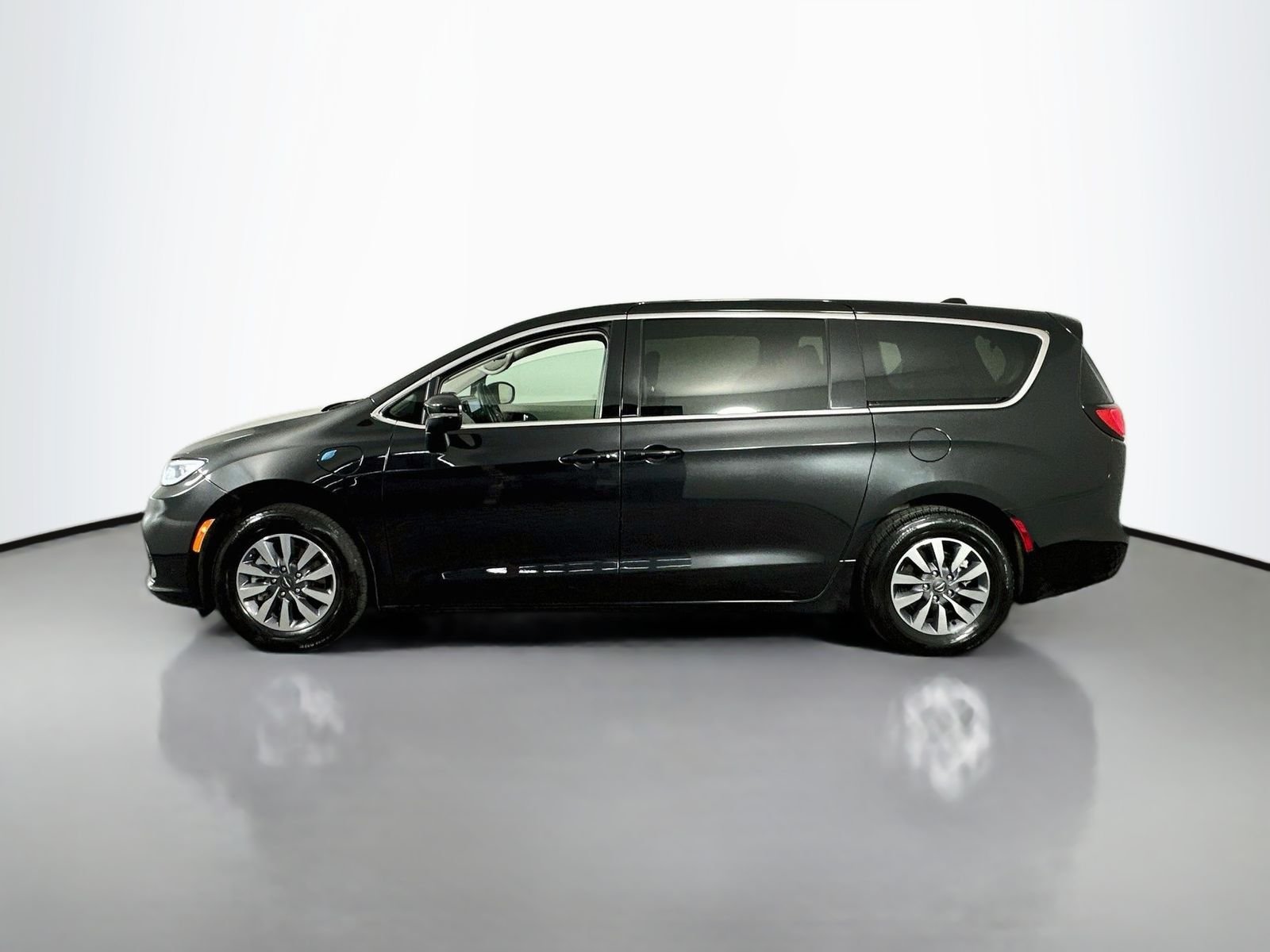Used 2023 Brilliant Black Crystal Pearlcoat Chrysler Touring L image 5