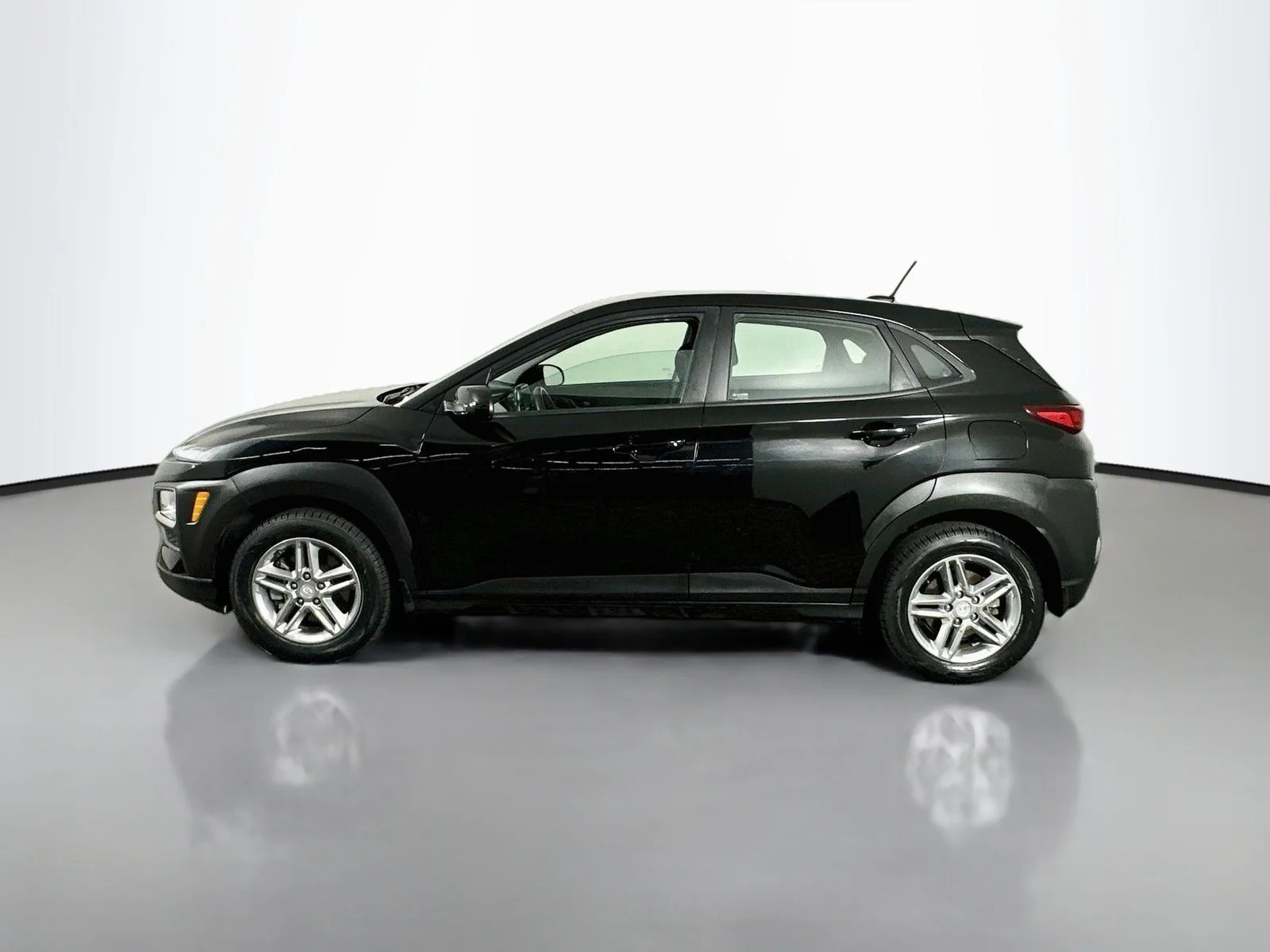 Used 2019 Ultra Black Pearl Hyundai SE image 5