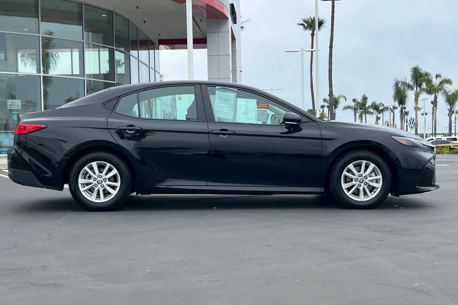 2025 Toyota Camry LE - Photo 3