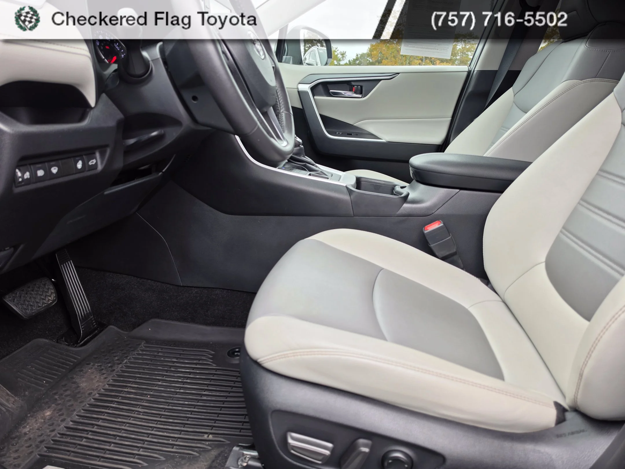 Used 2020 Lunar Rock Toyota XLE Premium image 8
