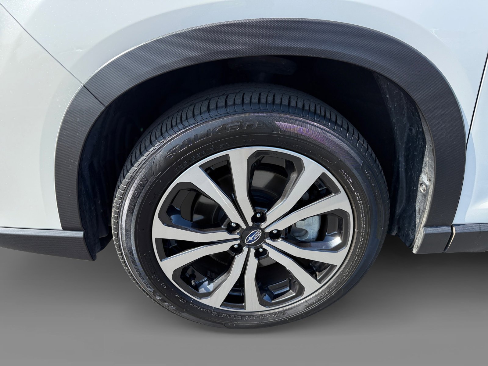 Used 2020 Crystal White Pearl Subaru Limited image 9