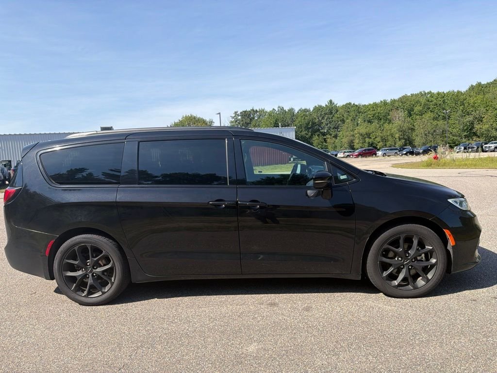 Used 2025 Diamond Black Chrysler Limited image 3
